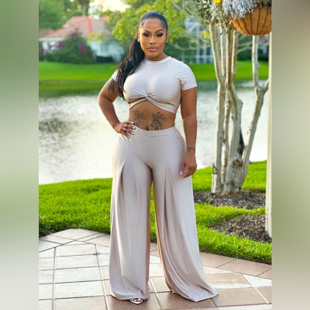 NWOT two piece champagne set